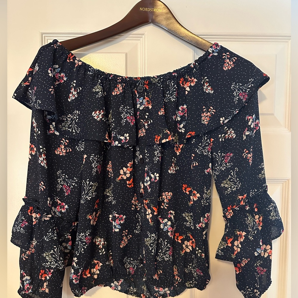 Sanctuary size XXS off the shoulder top. Fits like XXS/XS.